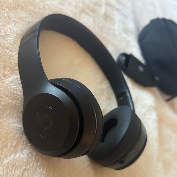 Beats Solo 3 Wireless Headphones - Picture 5 of 16